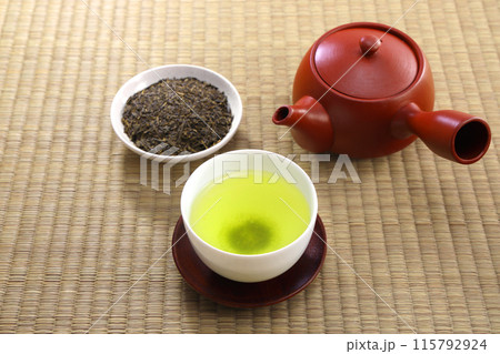 注がれた緑茶 115792924