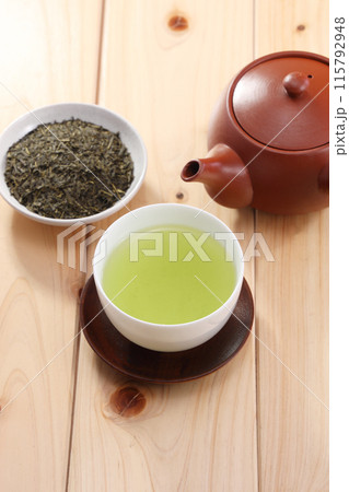 注がれた緑茶 115792948