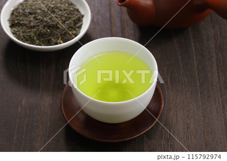 注がれた緑茶 注がれた緑茶 115792974
