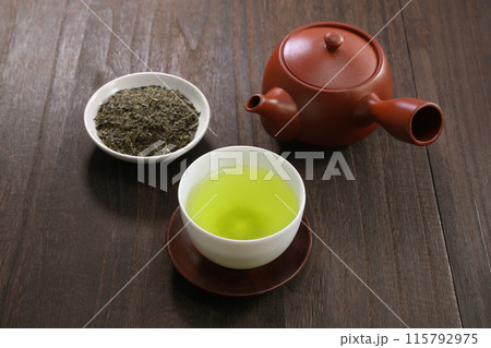 注がれた緑茶 注がれた緑茶 115792975