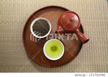 注がれた緑茶 注がれた緑茶 115792990