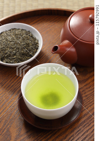 注がれた緑茶 115792991