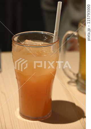 氷の入った冷たいグレープフルーツジュース 115793000