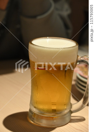 綺麗な泡のキンキンに冷えた生ビール 115793005