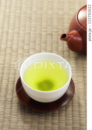 注がれた緑茶 注がれた緑茶 115793022