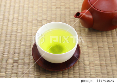 注がれた緑茶 115793023