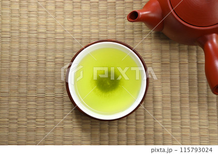 注がれた緑茶 注がれた緑茶 115793024