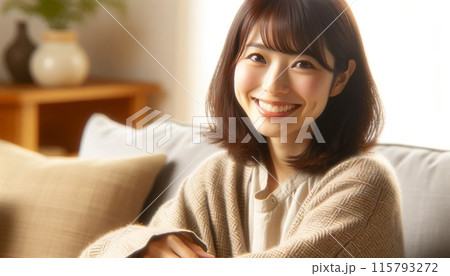ソファに座る笑顔の若い女性 115793272