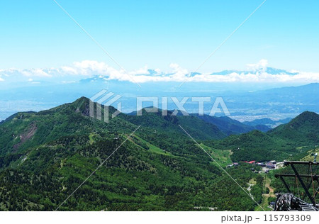 初夏の志賀高原　横手山頂きより望む天空の大パノラマの風景 115793309