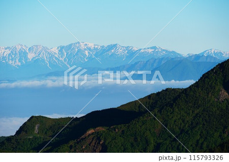 初夏の志賀高原　渋峠のぞきより望む北アルプス連峰　天空の大パノラマと雲海の風景 115793326