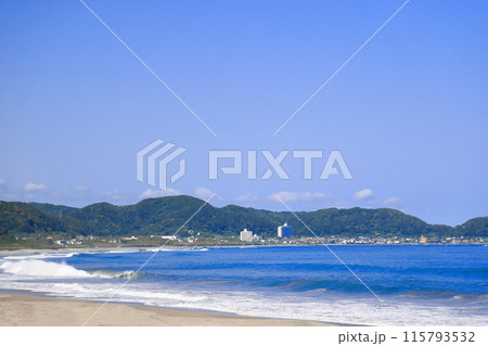 千葉県南房総市の和田浦海水浴場の青い海と青い空 115793532