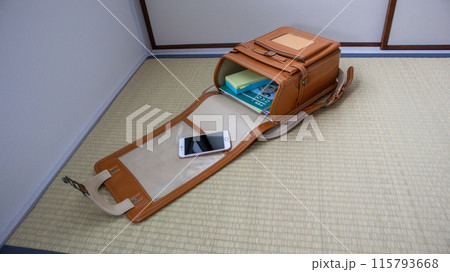 ランドセルとスマートフォン 115793668