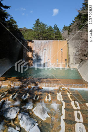 青い川の人工滝つぼ 115793682
