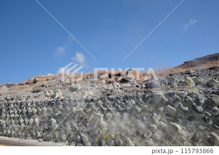 美しくも恐ろしい蒸気を噴き出す白いコンクリート 美しくも恐ろしい蒸気を噴き出す白いコンクリート 115793866