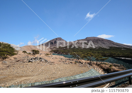 迫力のある力強いえびの高原の大地 115793870