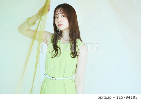 夏の女性ポートレート 115794185