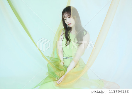 夏の女性ポートレート 115794188