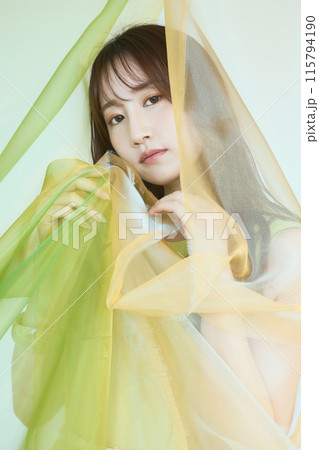 夏の女性ポートレート 115794190