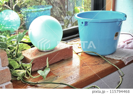 雨漏りに対処するためのバケツ、タオル 115794468