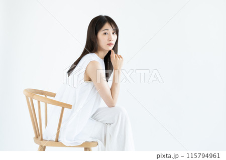 椅子に座る若い女性のビューティ 椅子に座る若い女性のビューティ 115794961