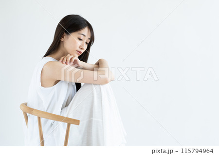 椅子に座る若い女性のビューティ 115794964