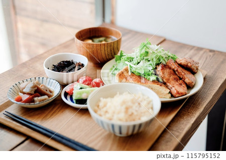 三元豚ヒレ肉ステーキ定食 三元豚ヒレ肉ステーキ定食 115795152