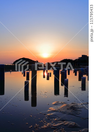 【香川県】夕暮れの父母ヶ浜(瀬戸内の天空の鏡)夕日の絶景で知られる観光名所 【香川県】夕暮れの父母ヶ浜(瀬戸内の天空の鏡)夕日の絶景で知られる観光名所 115795433