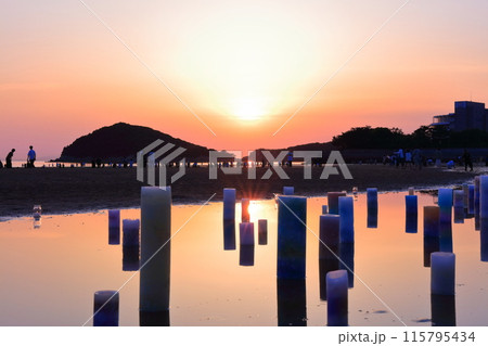 【香川県】夕暮れの父母ヶ浜(瀬戸内の天空の鏡)夕日の絶景で知られる観光名所 【香川県】夕暮れの父母ヶ浜(瀬戸内の天空の鏡)夕日の絶景で知られる観光名所 115795434