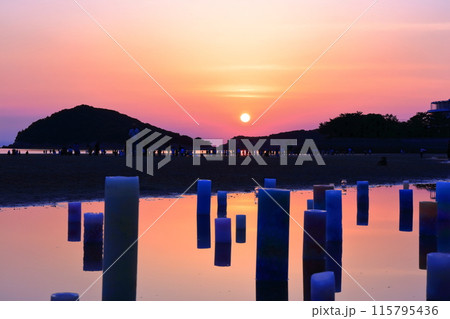【香川県】夕暮れの父母ヶ浜(瀬戸内の天空の鏡)夕日の絶景で知られる観光名所 【香川県】夕暮れの父母ヶ浜(瀬戸内の天空の鏡)夕日の絶景で知られる観光名所 115795436