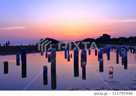 【香川県】日没の父母ヶ浜(瀬戸内の天空の鏡)夕日の絶景で知られる観光名所 115795440