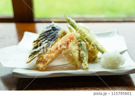 美味しそうに揚がった野菜の天ぷら 115795601