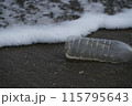 浜辺に捨てられたペットボトル 115795643