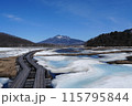 残雪期の尾瀬ヶ原から見た燧ケ岳 115795844