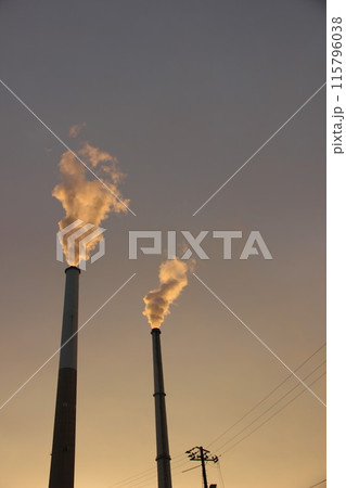えんとつ町の煙突 コンビナートの光! #SDGs 自然の輝き 地球環境と工場汚染 えんとつ町の煙突 コンビナートの光! #SDGs 自然の輝き 地球環境と工場汚染 115796038