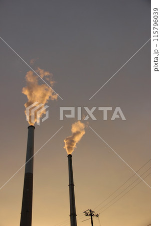 えんとつ町の煙突 コンビナートの光！ #SDGs 自然の輝き　地球環境と工場汚染 115796039