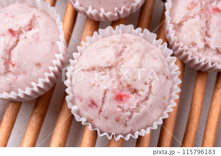 いちごの蒸しパン 115796183