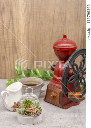 コーヒーブレイクイメージ　多肉植物のリメ缶寄せ植えとレトロなコーヒーミル 115796366