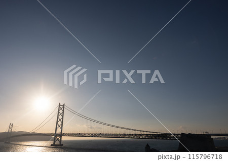夕日に染まる明石海峡大橋 夕日に染まる明石海峡大橋 115796718