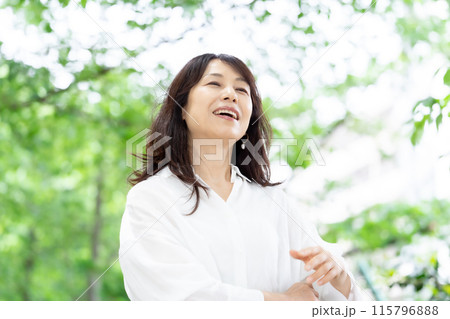 女性　新緑　ポートレート 115796888