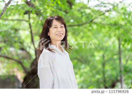 女性　新緑　ポートレート 115796926