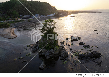 雨晴海岸・女岩と立山連峰（ドローンによる空撮） 115797045