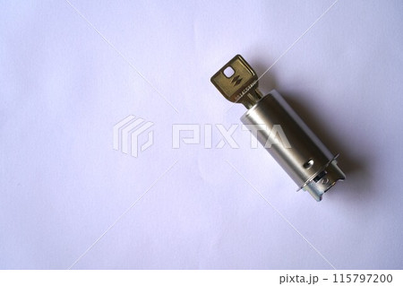 鍵とシリンダー 115797200