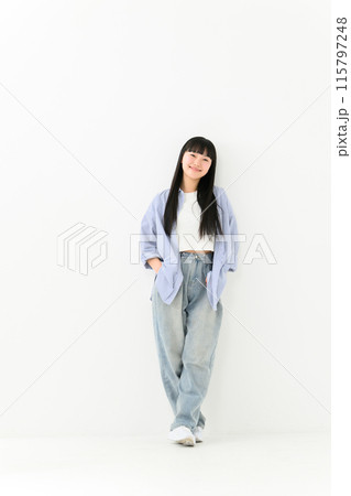 私服の女子高生 ポートレート 縦 私服の女子高生 ポートレート 縦 115797248