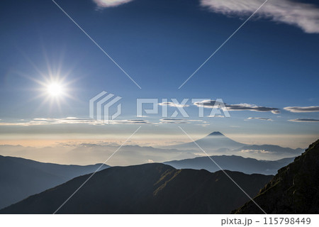 北岳肩の小屋から望む富士山と日の出 山梨県南アルプス市 北岳肩の小屋から望む富士山と日の出 山梨県南アルプス市 115798449