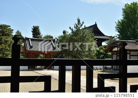 萬福寺 勾欄越しに見る通玄門と三門と松陰堂 萬福寺 勾欄越しに見る通玄門と三門と松陰堂 115798551