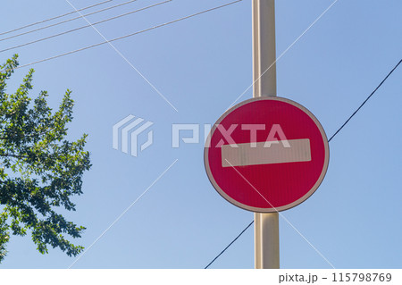 A road sign prohibiting movement in vehicles in this direction is installed on a street lighting pole. In the popular understanding, it is called a brick. 115798769