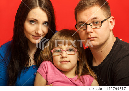 Family photo of mother, daughter and father 115799717