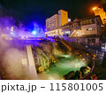 ライトアップされた夜の湯畑 115801005