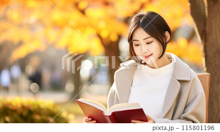 秋の公園で読書する女性 115801196