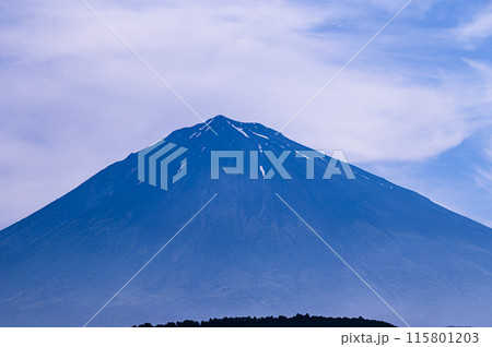 富士宮市より望む富士山のシルエット 115801203